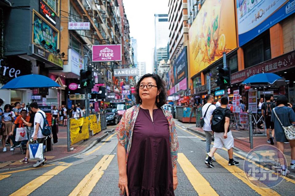 重回西洋菜南街，鄧小樺顯得有點感傷。努力爭取來的公共空間不再了，書店少了，絢麗的香港店家招牌也被拆光了。