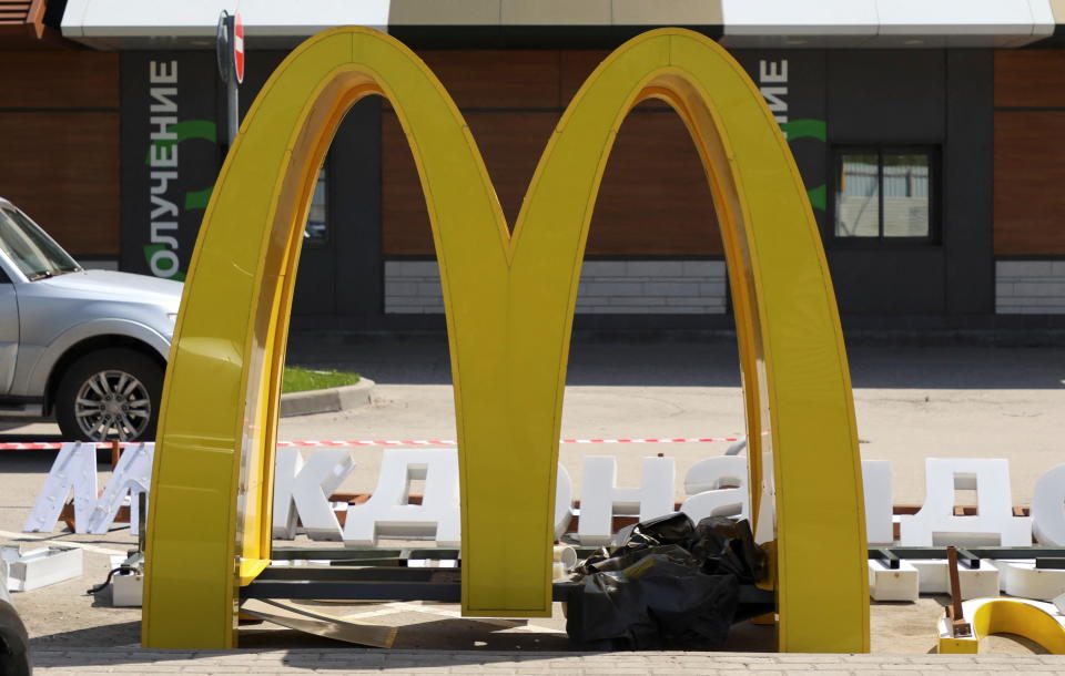 星巴克繼麥當勞後退出俄羅斯，圖為麥當勞一間莫斯科門市拆除其招牌。圖片來源：REUTERS