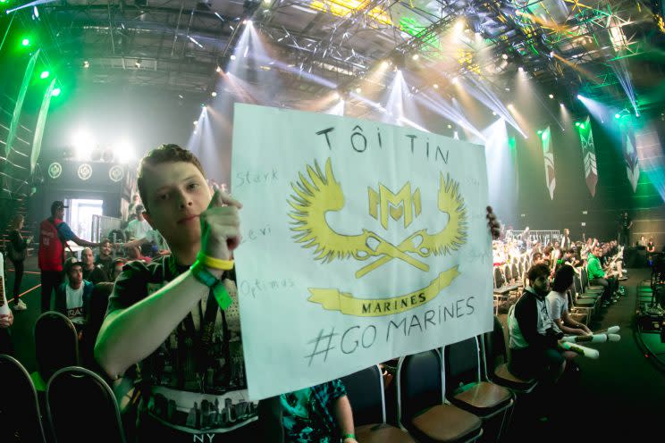 A fan with a sign for the GIGABYTE Marines in Sao Paulo, Brazil (Riot Games Brazil/lolesportsbr)