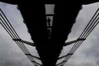 <p>Fußgänger überqueren die Millennium Bridge im Zentrum Londons. (Bild: Stefan Wermuth/Reuters) </p>