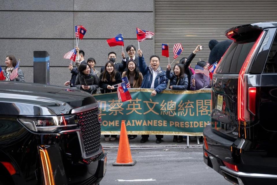 總統蔡英文抵達紐約皇宮飯店後、台僑揮國旗歡迎。 圖：蔡英文臉書