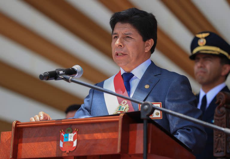 El presidente peruano Pedro Castillo pronunciando un discurso durante una ceremonia para conmemorar el aniversario de las fuerzas policiales en Lima, el 6 de diciembre de 2022.