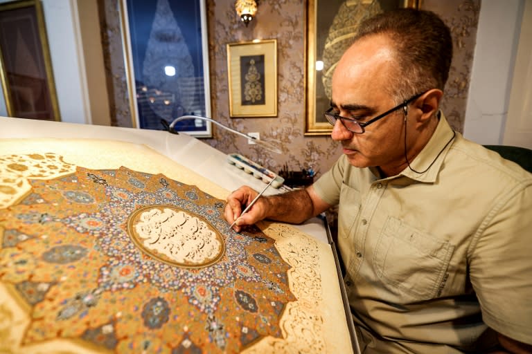 L'artiste iranien Mohammad Hossein Aghamiri dans son atelier de Téhéran, le 5 juin 2024 (ATTA KENARE)