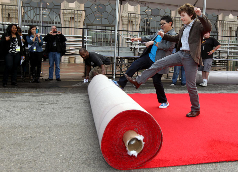 Rico Rodriguez y Nolan Gould desenrrollan la alfombra roja de la entrega número 19 de los SAG Awards. / AP