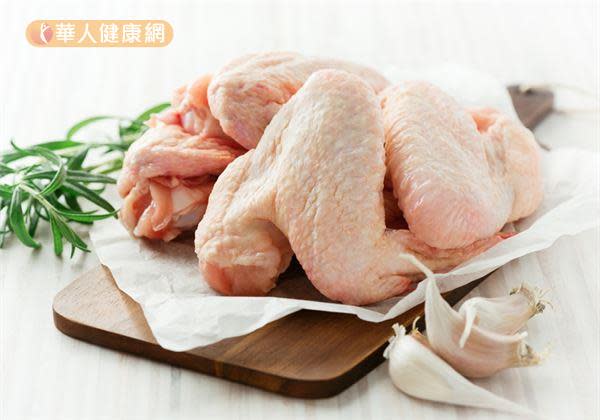每100公克的雞腳、雞翅熱量皆超過200大卡，相較於雞胸肉、雞腿肉高出許多。