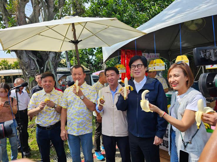 二〇二四年旗山香蕉文化節登場，包括立委邱議瑩（右一）等來賓齊讚品質風味絕佳。（記者湯茗富攝）