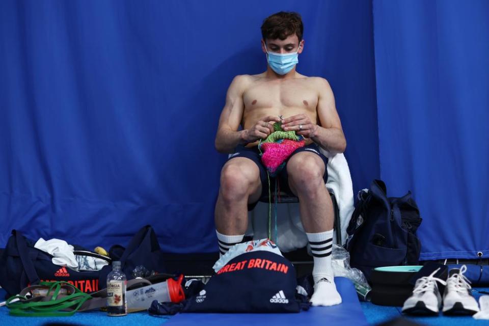 Tom Daley knitting at the Olympics