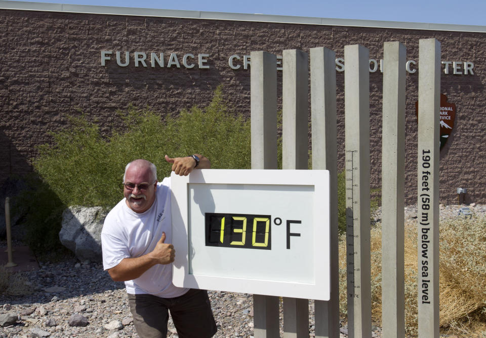 Un trabajador del Parque Nacional del Valle de la Muerte posa con el termómetro que muestra la temperatura exterior en ese lugar de California: 130°F (54.4°C) en junio de 2013. En 2021 ya se han registrado allí temperaturas que exceden los 51°C. (Reuters)