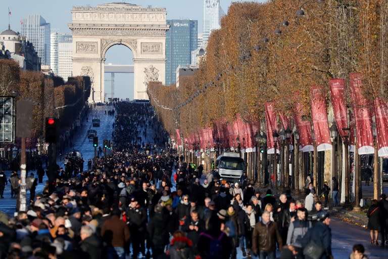 Les fans en nombre pour l’hommage populaire à Johnny Hallyday