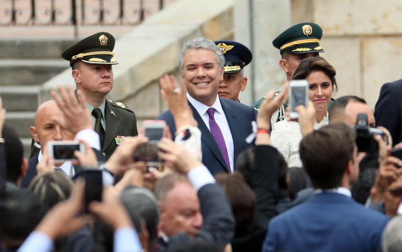 El presidente de Colombia, Iván Duque (c), sonríe hacia sus simpatizantes durante su ceremonia de investidura como nuevo jefe de Estado hoy, martes 7 de agosto de 2018, en la Plaza de Bolívar de Bogotá (Colombia). EFE