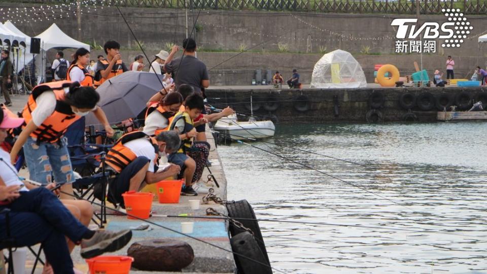 草里漁港打造成藝術爆棚的釣魚聖地 有釣魚體驗活動