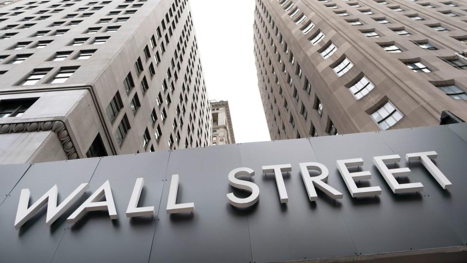 Ein Schild mit der Aufschrift «Wall Street» hängt an der Fassade der New Yorker Börse.