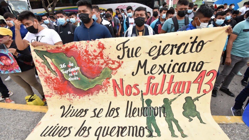 AMLO acusa intento por 'reventar' la investigación de Ayotzinapa y acusar al Ejército
