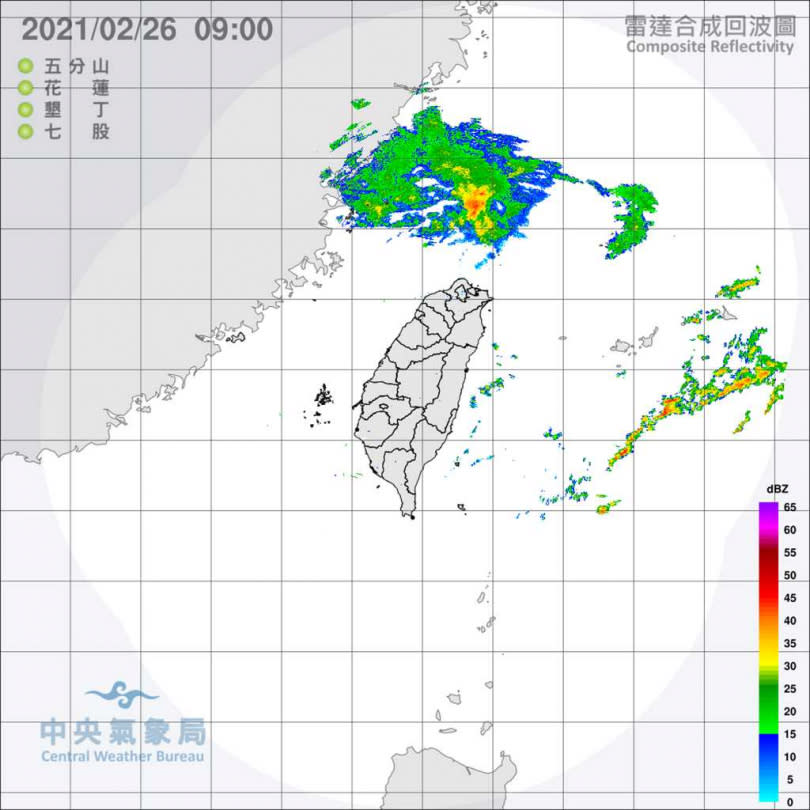 中央氣象局預報指出，今天下午起明日鋒面逐漸通過及東北季風增強，中部以北、東北部及東部地區天氣轉涼，其他地區早晚亦涼；北部地區轉為有短暫雨。（圖／翻攝自中央氣象局）