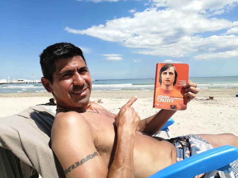 En la playa, leyendo la biografía del genial Johan Cruyff