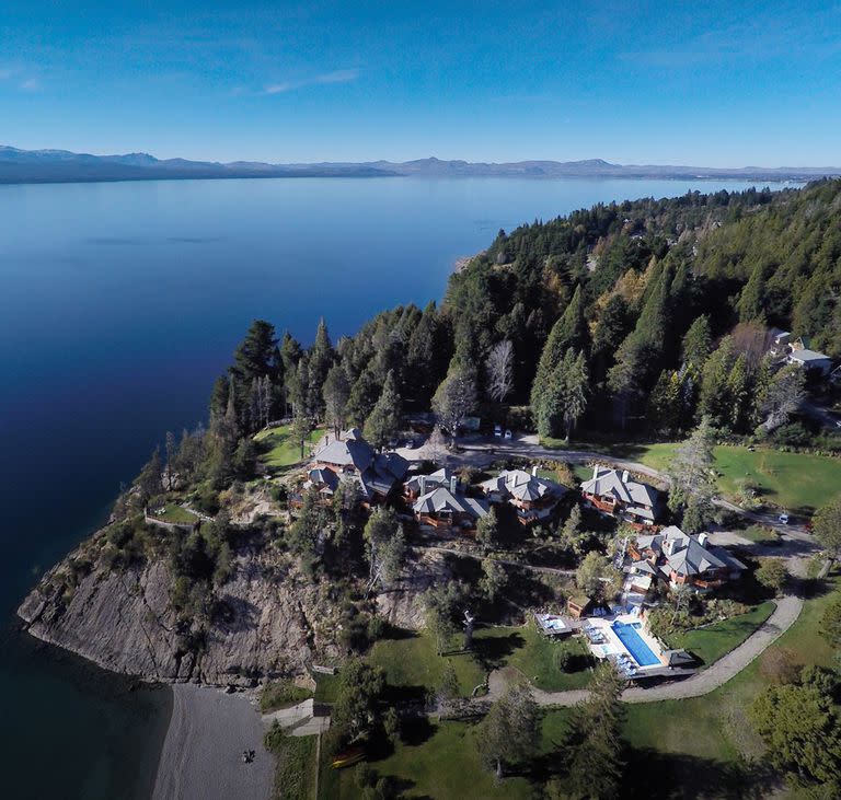 Charming Luxury Lodge & Spa ofrece una pileta a orillas del Nahuel Huapi