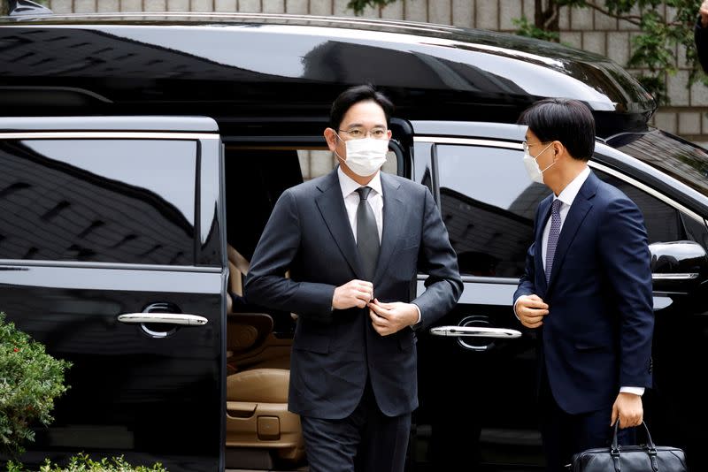 FILE PHOTO: Samsung Group heir Jay Y. Lee arrives at a court in Seoul