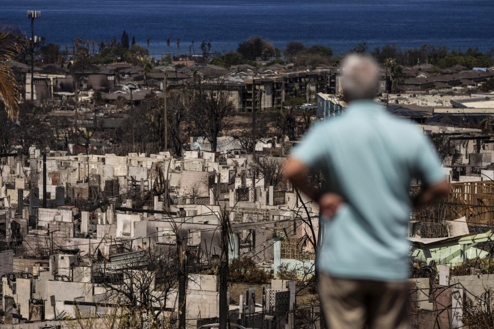 Un hombre observa la devastación tras un incendio forestal en Lahaina, Hawai, el sábado 19 de agosto de 2023. (AP Foto/Jae C. Hong)