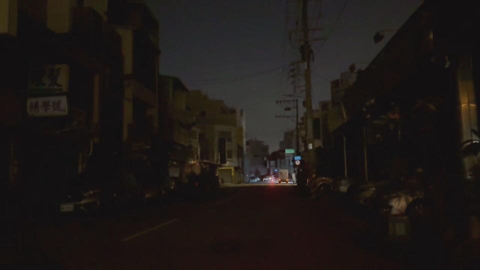 台中南屯今（4日）凌晨突然停電。