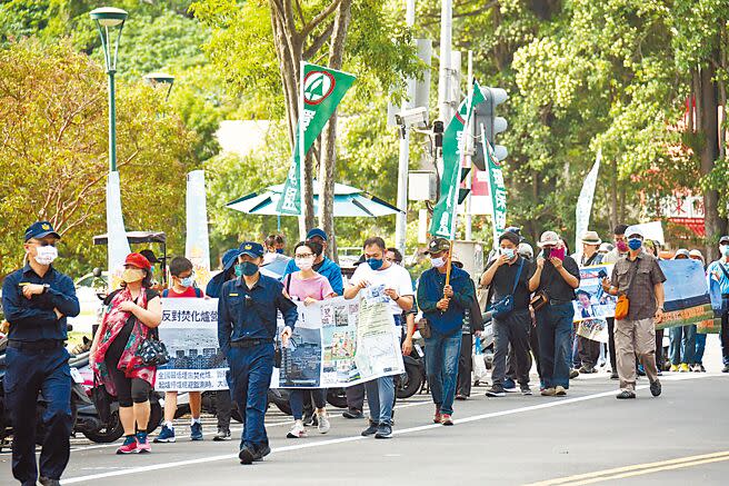 台東環保團體與居民近百人，19日走上街頭，反對焚化爐營運。（莊哲權攝）