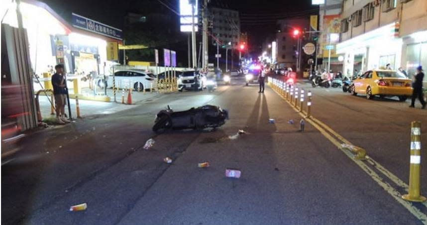 台中1名女子違規穿越馬路，機車騎士來不及煞車衝撞，導致2人受傷，飲料流滿地讓目擊學生誤會是血跡。（圖／翻攝畫面）