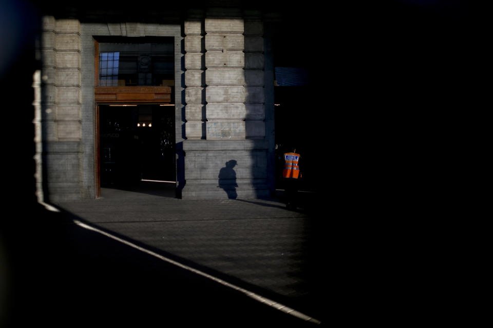 Un policía recorre la estación terminal de trenes de Retiro, vacía debido a una huelga nacional, en Buenos Aires, Argentina, el martes 25 de septiembre de 2018. (AP Foto / Natacha Pisarenko)