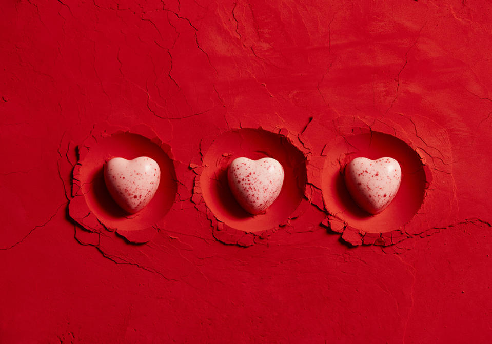 En forme de cœur, renards, coquins et gourmands, les chocolatiers·ères rivalisent de créativité pour faire fondre l’être aimé avec des chocolats de Saint-Valentin, loin d’être ringards. Qu’on les préfère à base de chocolat noir, lait, blanc, garnis de praliné, gianduja, amande, noisette, ou encore pistache, ils ont tout bon.Donne-moi ton cœur… Comme chaque année, il y en a pour tous les goûts, et on peut faire confiance aux chef·fes pour proposer de magnifiques créations. Mais le grand gagnant de cette Saint-Valentin 2022, est définitivement le cœur, lequel se décline à la guimauve chez Cyril Lignac, en mendiant à la Maison Boissier, aux fruits chez Michel Cluizel, en forme hexagonale pour Le Chocolat Alain Ducasse… Rien d’étonnant puisque l’on sait qu’il est l’emblème de l’amour et de la vie. Déjà, durant l’Antiquité, les Égyptiens·nes le considéraient comme le centre de la pensée et des émotions. Aujourd’hui, le cœur est devenu un symbole universel pour exprimer notre affection. On le glisse ainsi dans un tendre sms, une carte de Saint-Valentin, ou on le croque à deux. À noter que les collections chocolatées de cette année font, aussi, la part belle aux ganaches fruitées. La framboise, la fraise et le fruit de la passion se retrouvent donc dans de nombreuses confiseries. Apportant une fraîcheur et une légèreté bienvenues, ces saveurs contrastent à merveille avec l’amertume du cacao. La gourmandise n’est toutefois pas oubliée, grâce à des pralinés et des ganaches crémeuses au caramel. Zoom sur cette sélection de chocolats, pour faire chavirer le cœur de votre moitié.