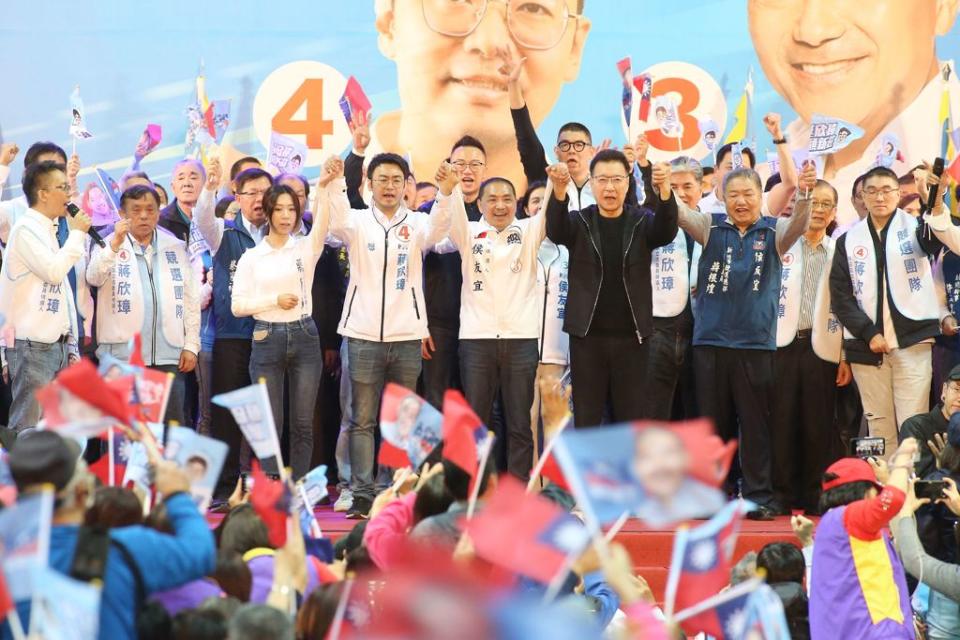 國民黨新北市立法委員四選區候選人蔣欣璋今（6）日舉行造勢活動，國民黨正副總統候選人侯友宜、趙少康到場力挺。（杜宜諳攝）