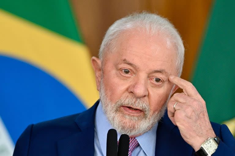 El presidente brasileño Luiz Inacio Lula da Silva habla durante una rueda de prensa.