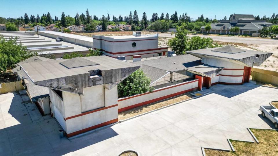 El edificio del Shingon Buddhist International Institute en Nees Avenue, cerca de Millbrook, en el norte de Fresno, se amplió a partir de la casa original en ese lugar, pero quedó sin terminar en los últimos años. El sacerdote budista shingon de Fresno Bill Eidson dice que, aun cuando el instituto ha impartido muchas clases y seminarios a lo largo de los años, el edificio en sí debería estar terminado en los próximos meses.