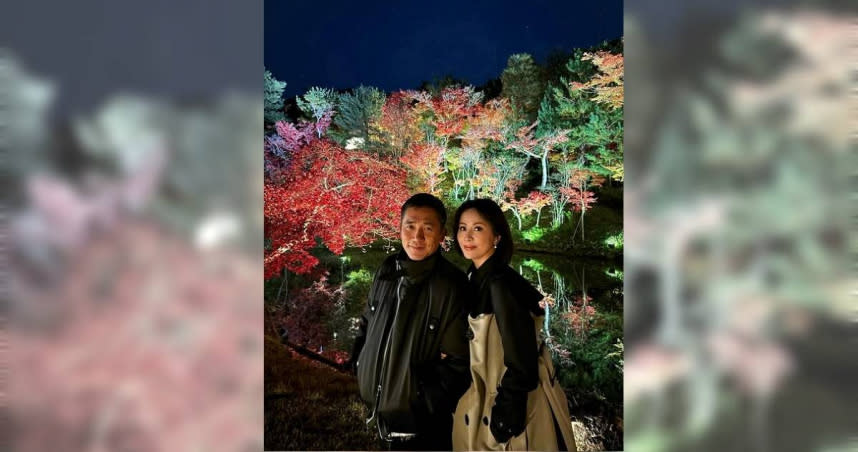 劉嘉玲與梁朝偉夫妻倆一起觀賞美麗的夜楓。（圖／劉嘉玲臉書）