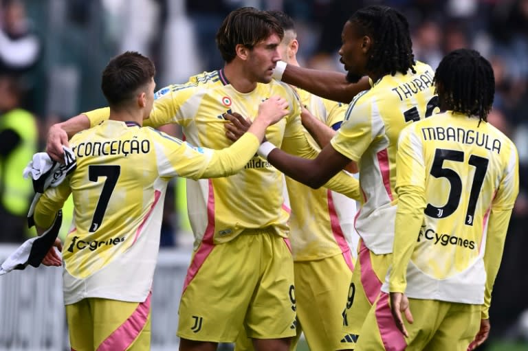 El delantero de la Juventus Dusan Vlahovic (centro) celebra con sus compañeros un gol anotado en el empate 1-1 contra el Cagliari en la 7ª jornada de la Serie A, en Turín el 6 de octubre de 2024 (MARCO BERTORELLO)