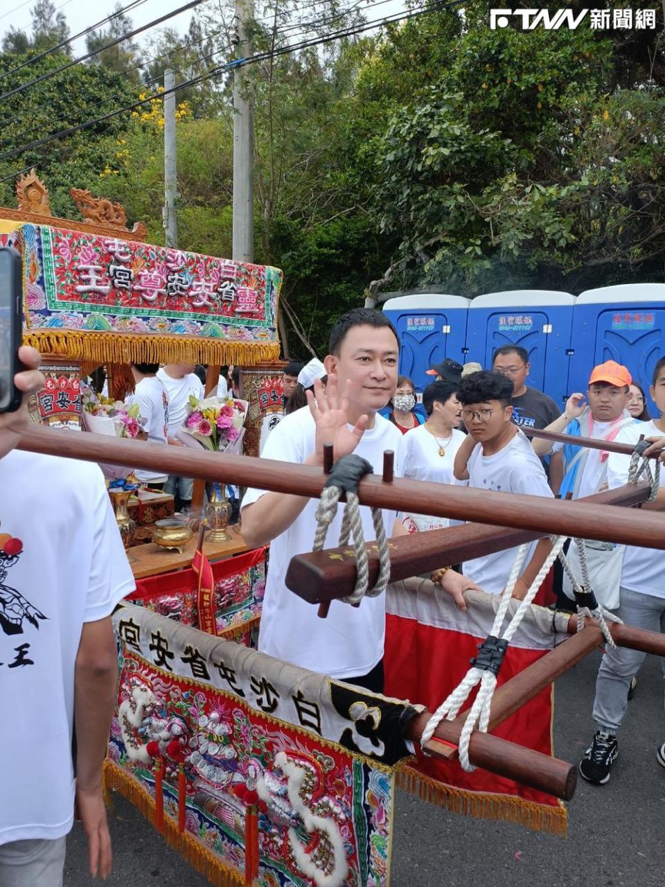 有民眾在隊伍巧遇藝人王識賢。（圖／翻攝臉書）