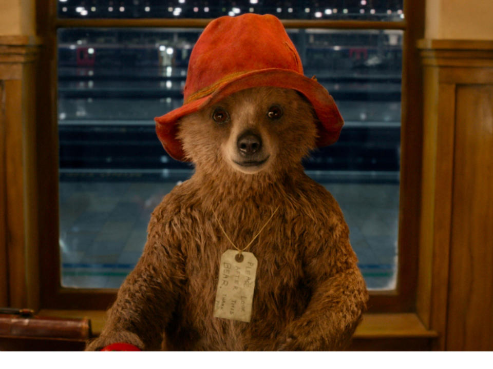 <p>Seine Markenzeichen sind Schlapphut, Dufflecoat und eine Schwäche für Marmelade. Die Rede ist von Bär ‘Paddington’. Der lustige Londoner Teddy ist bei den Fans beliebt und kommt daher am 23. November schon mit seinem zweiten Film in die deutschen Kinos. Elyas M’Barek leiht dem knuffigen Leinwandhelden seine Stimme. Welche Bären ebenfalls die Herzen höher schlagen lassen, zeigen folgende Beispiele. (Bild-Copyright: Moviestore/REX/Shutterstock) </p>