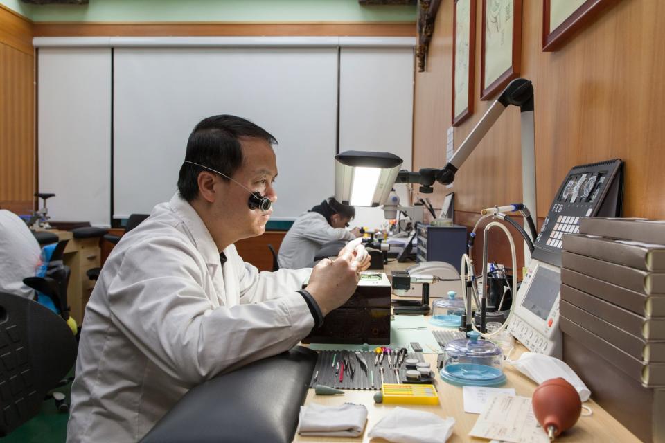 Un trabajador ensambla relojes en Memorigin Watch Company en Hong Kong. Foto: Verónica Sanchís (Bloomberg). 