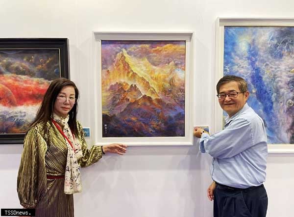 作品「背靠金山」由教授林忠山（右）於展覽期間收藏。