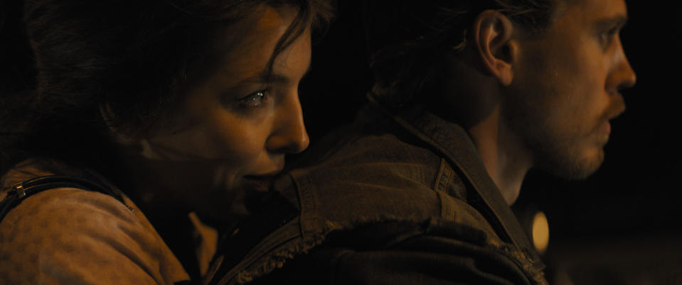 (L-R): Jodie Comer as Kathy and Austin Butler as Benny in director Jeff Nichols' THE BIKERIDERS, a Focus Features release. Credit: Courtesy of Focus Features. © 2024 Focus Features. All Rights Reserved.