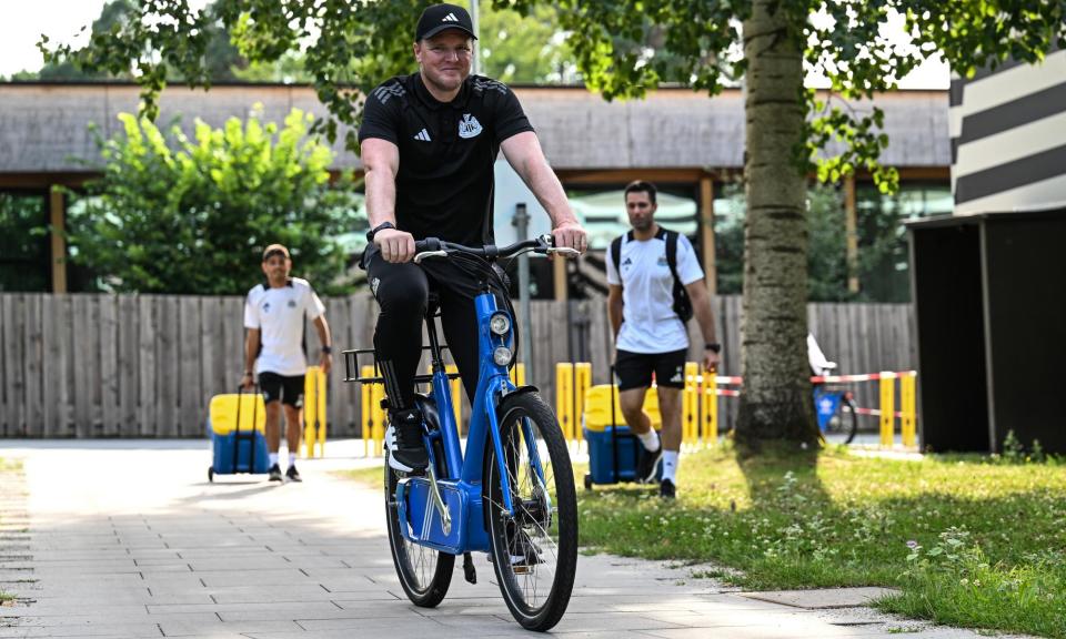 <span>Eddie Howe on his bike during Newcastle’s pre-season training camp in Herzogenaurach, Germany.</span><span>Photograph: Serena Taylor/Newcastle United/Getty Images</span>