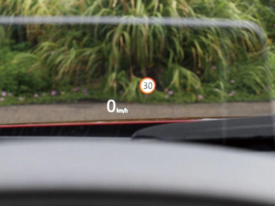 抬頭顯示器除基本的時速外還包含主動安全顯示，且車輛熄火時會自動降下收摺。