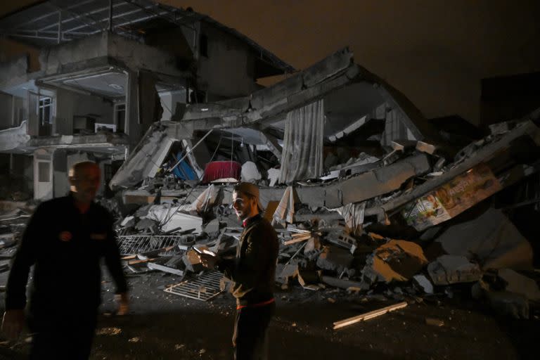 Vista de un edificio derrumbado tras los terremotos de magnitud 6,4 y 5,8 que sacudieron el distrito de Iskenderun en Hatay, el 20 de febrero de 2023 en Hatay, Turquía.