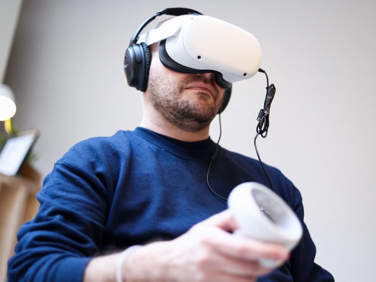 I ricercatori hanno scoperto che gli “attacchi di priming” sui visori Meta VR possono intrappolare gli utenti in un falso ambiente di realtà virtuale