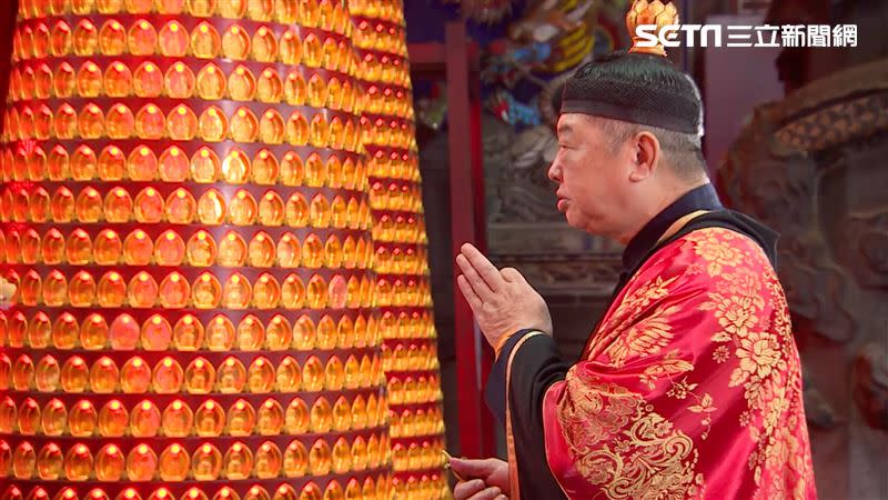 大稻埕慈聖宮朱建成道長為民眾做安太歲儀式（圖/寶島神很大）