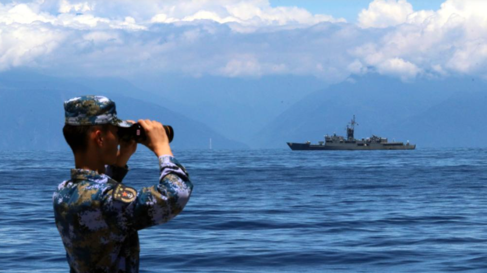 解放軍持續在台灣周邊海域軍演，新華社報導稱「這是某艦官兵在瞭望觀察。」疑似拍下我軍在東部海域跟監共艦畫面。（翻攝自新華社）