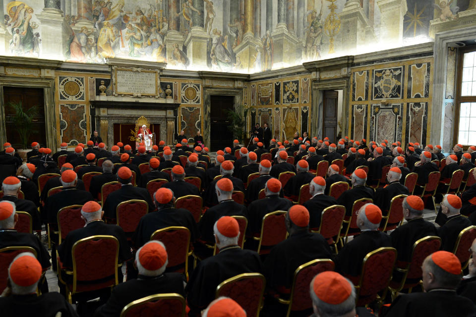 En tenue d'apparat avec la mosette (capeline) sur les épaules, Benoît XVI a reçu ce matin 144 cardinaux de la Curie et des cinq continents dans la solennelle Salle Clémentine du Vatican. Ceux-ci l'ont salué en baisant l'anneau papal. OSSERVATORE ROMANO