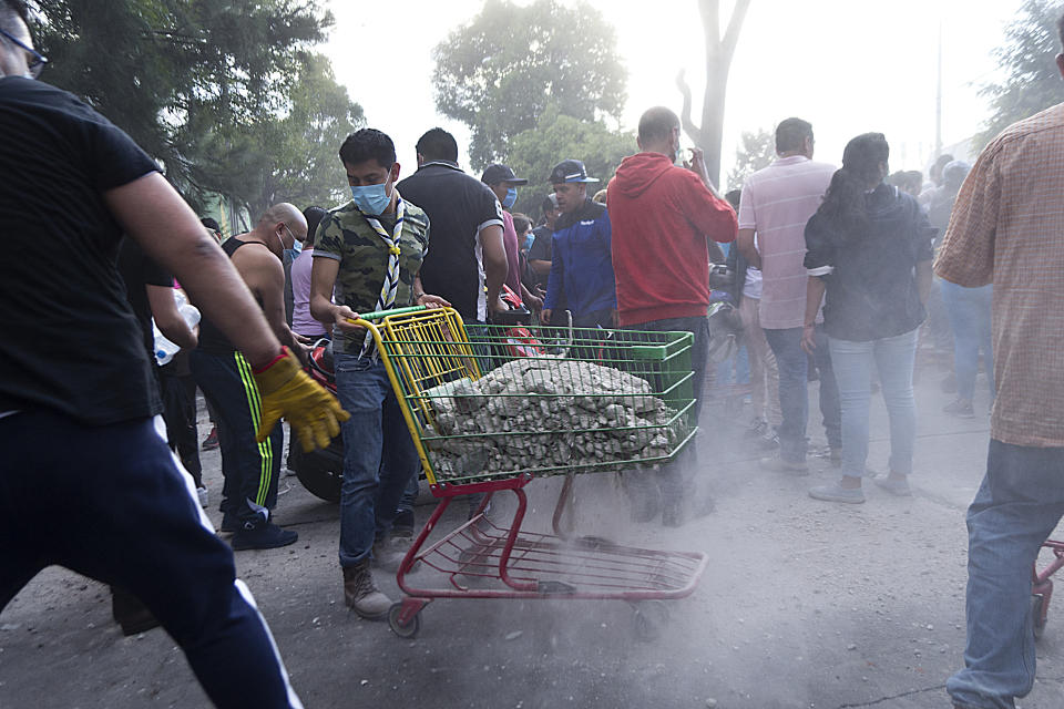 FOTOS: la fábrica destruida en México donde todos quieren ayudar