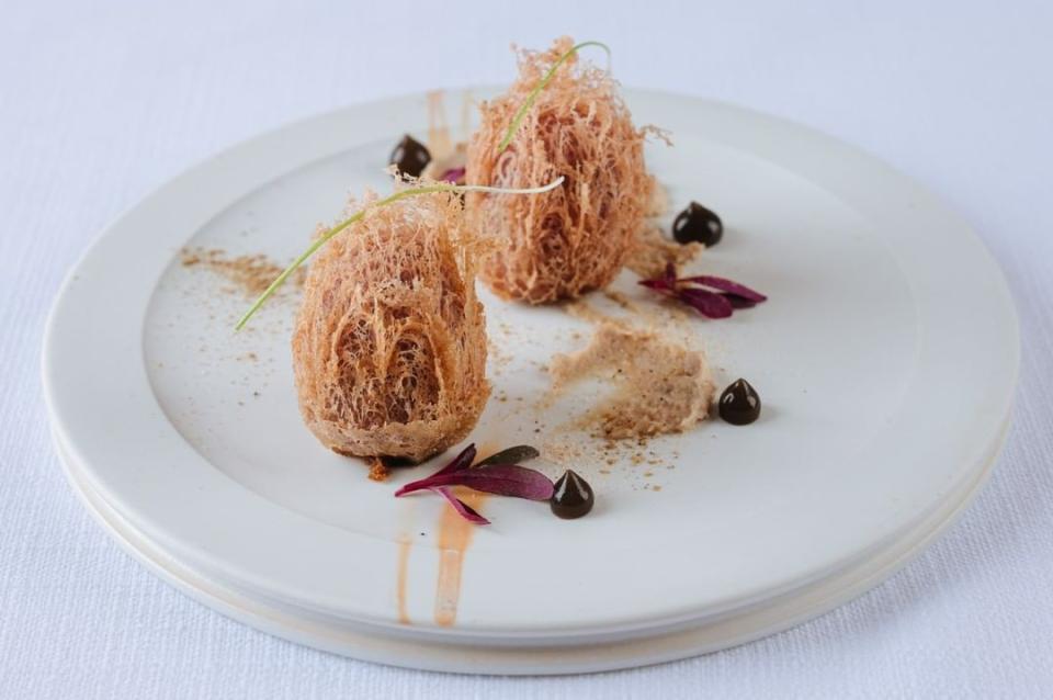 以「蘇格蘭蛋」為料理手法的靈感，展現迷魂香芋泥鴨的「3D 立體感」風貌，是態芮的經典料理之一。取自態芮IG