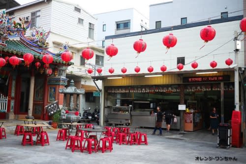 【台南漫步食記】松仔腳 海鮮 碳烤 熱炒 雙全紅茶 中正路 永福路│中西區：食尚玩家浩角翔起推薦 大榕樹下廟口夜間營業的大人氣海產宵夜攤～海膽蛋烤小捲與烤味噌肉招牌美味必點！還有順手來杯雙全紅茶配熱炒才對味！(目前全年無休只有雨天暫停營業)