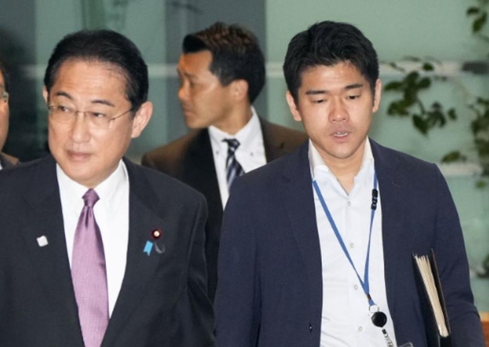 日本首相岸田文雄（左）與首相秘書官兒子岸田翔太郎（右）。