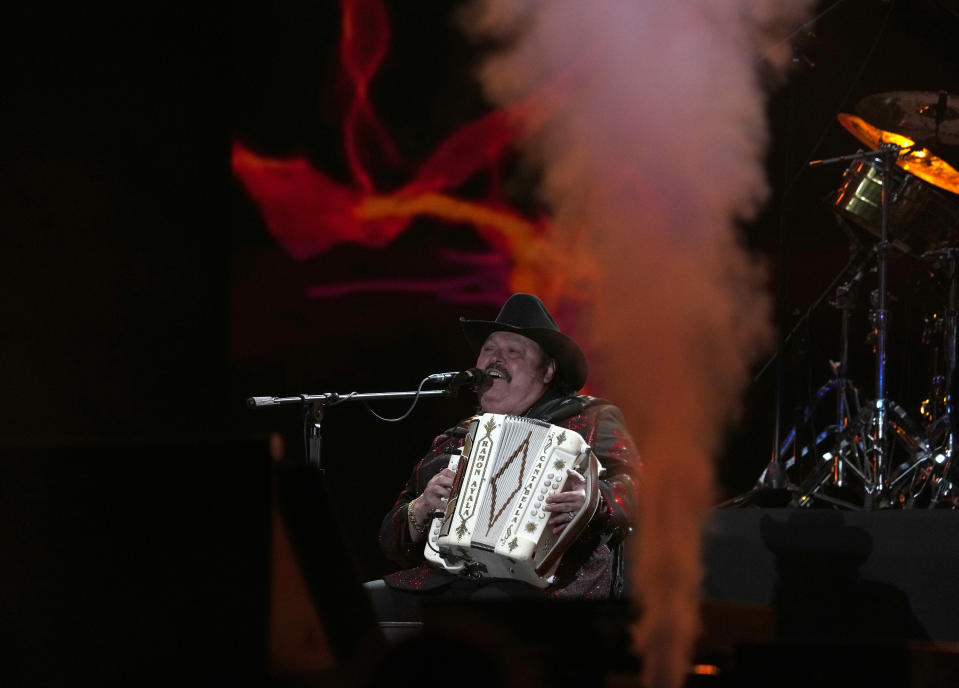 El cantante mexicano Ramón Ayala y sus Bravos del Norte se presentan durante el segundo día del festival Arre en la Ciudad de México el 10 de septiembre de 2023. (Foto AP/Fernando Llano)