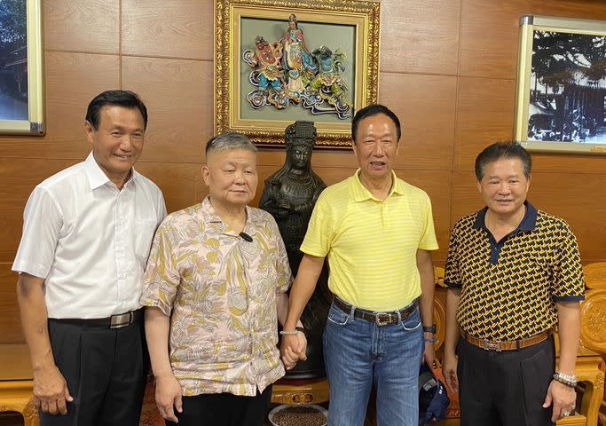 圖說二 郭台銘（右二）到大甲鎮瀾宮參拜，與鎮瀾宮董事長顏清標（左二）十指緊握相見歡，並共進午餐。（記者孫義方攝）